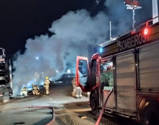 Incêndio atinge rodas de carreta-cegonha na BR-282 em Xanxerê