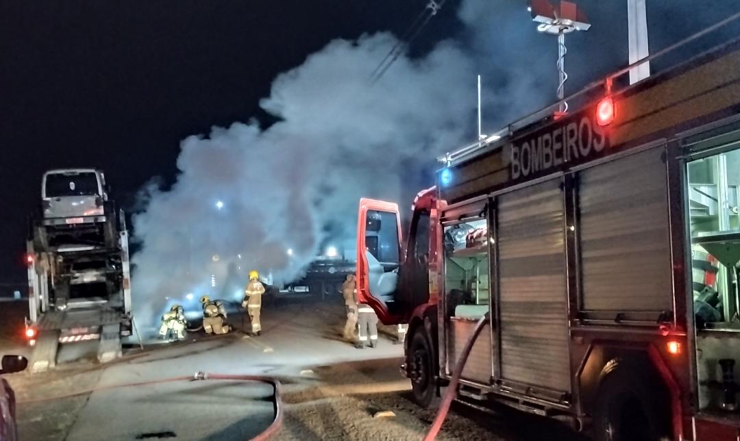 Incêndio atinge rodas de carreta-cegonha na BR-282 em Xanxerê