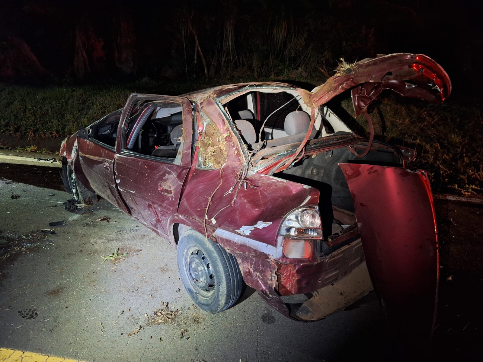 Carro capotou em rodovia de acesso ao município de Passos Maia - Foto PMRv