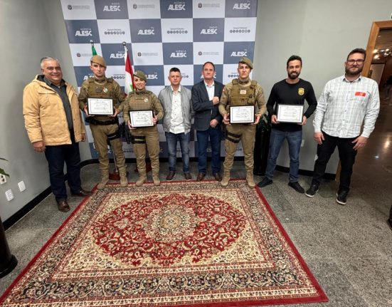 Policiais são homenageados com Moção de Aplausos na Alesc