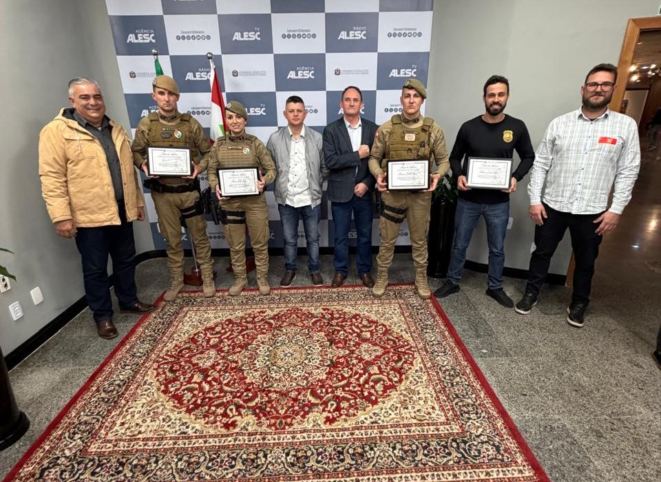 Policiais são homenageados com Moção de Aplausos na Alesc