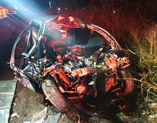 Motorista morre em colisão frontal entre carro e caminhão na BR-282