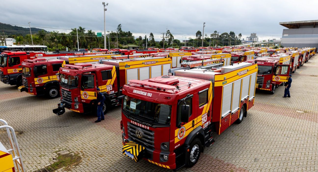 Governo do Estado entrega 56 caminhões ao Corpo de Bombeiros de SC