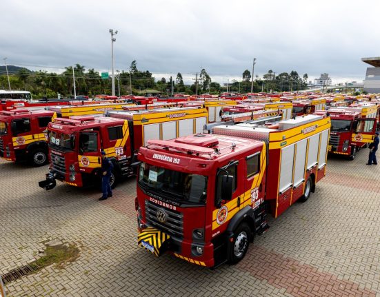 Governo do Estado entrega 56 caminhões ao Corpo de Bombeiros de SC