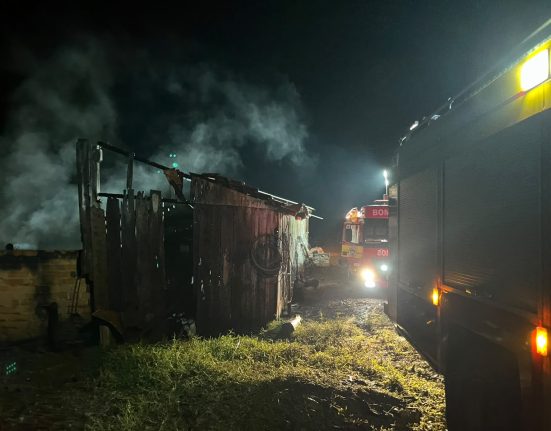 Incêndio destrói parte de galpão e causa prejuízo de R$ 40 mil em Anchieta