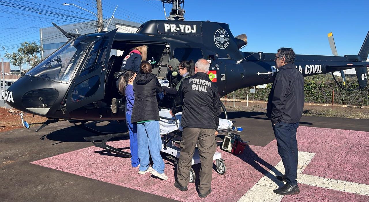 Homem é resgatado de helicóptero após acidente envolvendo bovino