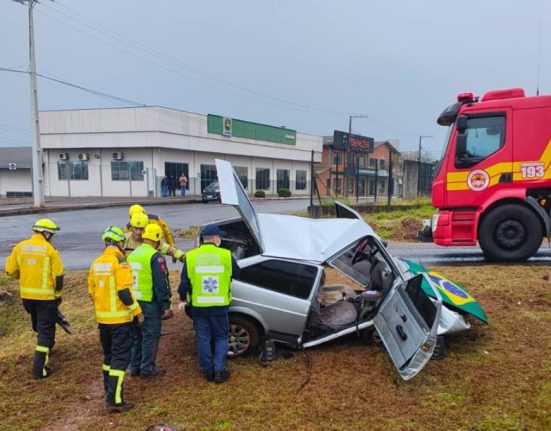 Motorista do carro foi socorrido com ferimentos graves - Fotos Corpo de Bombeiros