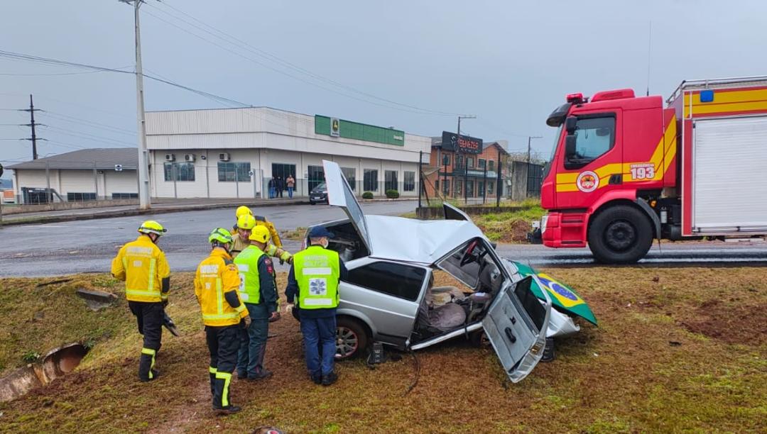 Motorista do carro foi socorrido com ferimentos graves - Fotos Corpo de Bombeiros