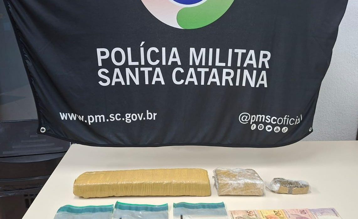 Homem e mulher foram detidos pela PM por tráfico de drogas e corrupção de menor após abordagem na BR-153 - Foto Polícia Militar