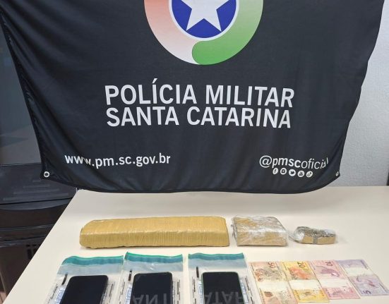 Homem e mulher foram detidos pela PM por tráfico de drogas e corrupção de menor após abordagem na BR-153 - Foto Polícia Militar