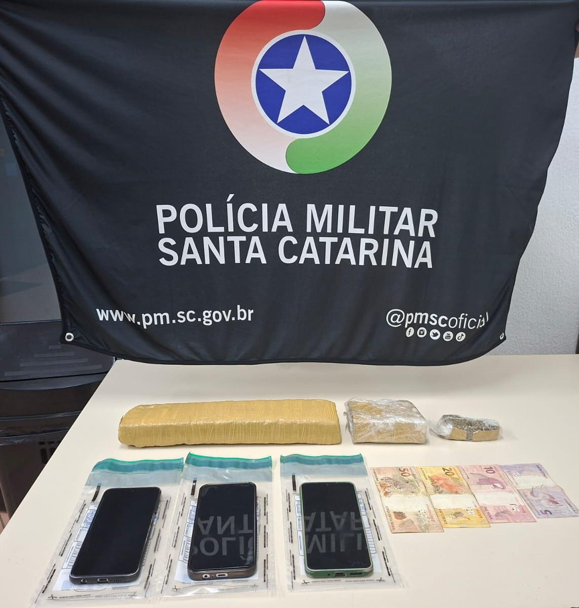 Homem e mulher foram detidos pela PM por tráfico de drogas e corrupção de menor após abordagem na BR-153 - Foto Polícia Militar