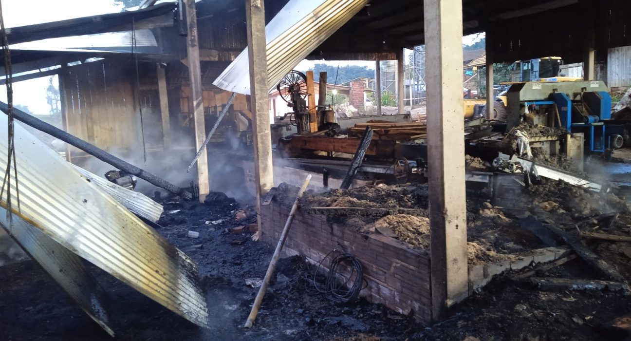 Fogo atingiu madeireira na manhã deste sábado - Fotos Corpo de Bombeiros