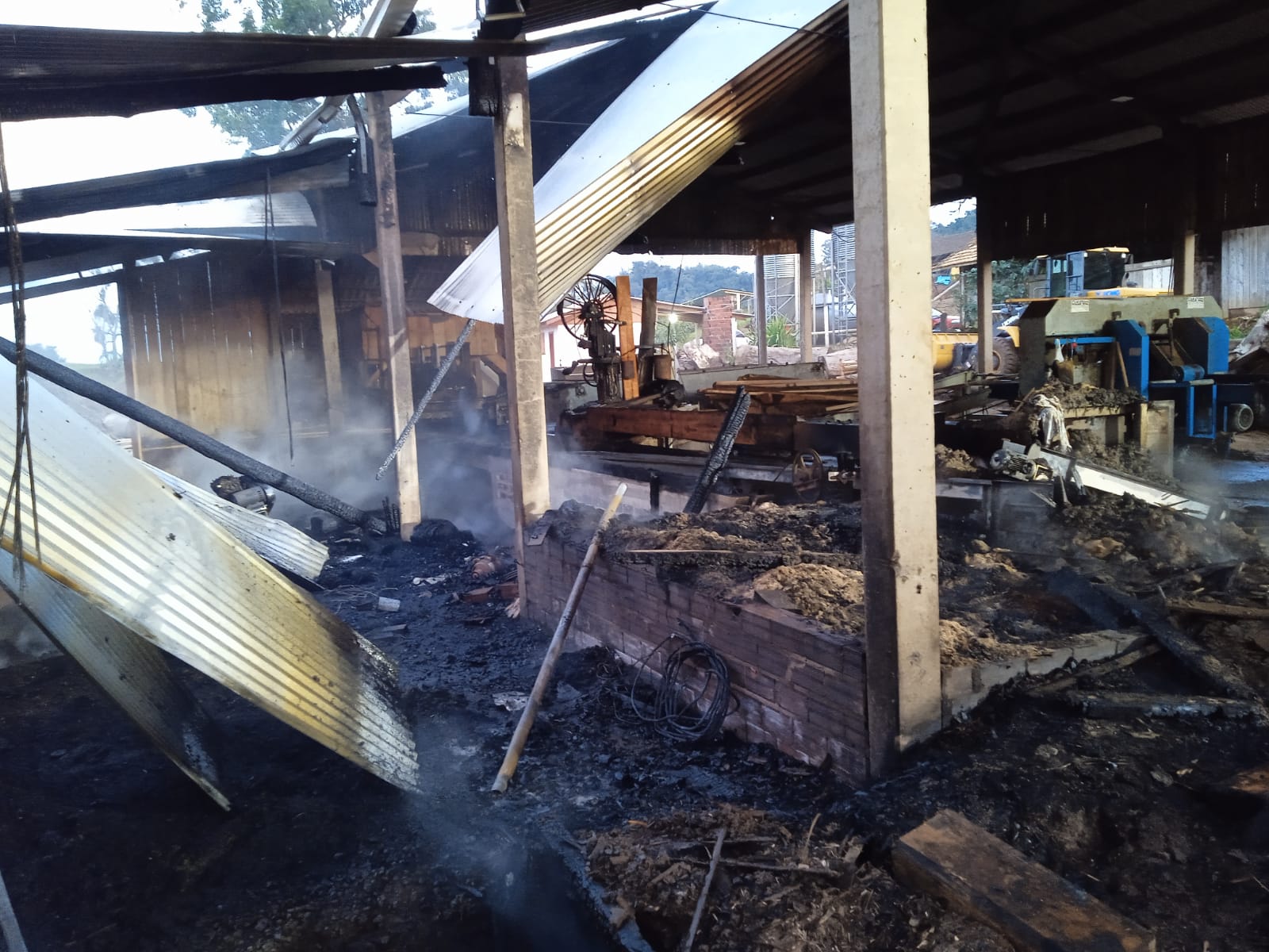 Fogo atingiu madeireira na manhã deste sábado - Fotos Corpo de Bombeiros