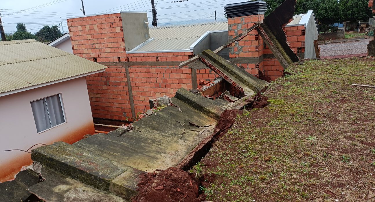 Atualização: Prefeitura atribui queda de muro no Bairro Esperança a intervenção realizada sem autorização