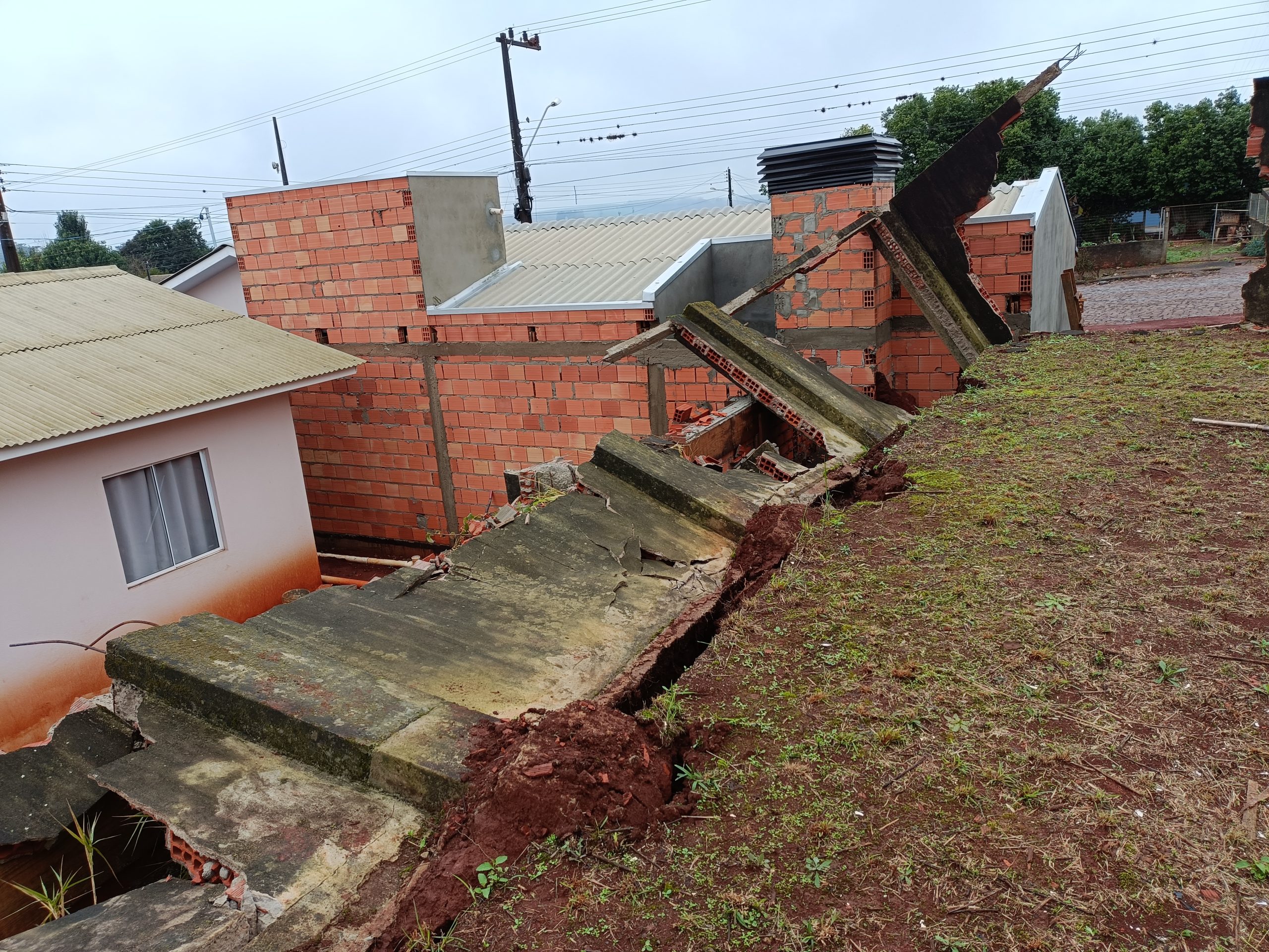 Atualização: Prefeitura atribui queda de muro no Bairro Esperança a intervenção realizada sem autorização