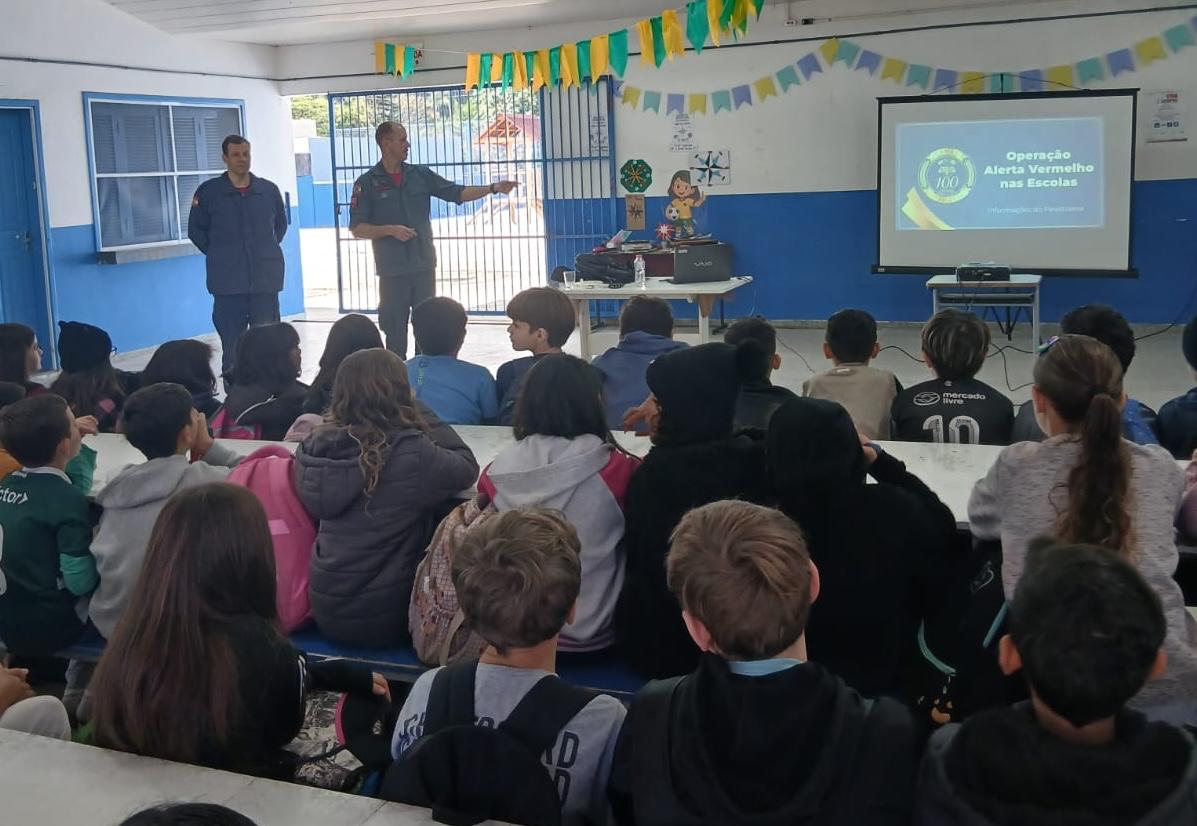Palestras educativas para conscientizar as crianças sobre os principais riscos de incêndios dentro de casa - Foto Corpo de Bombeiros