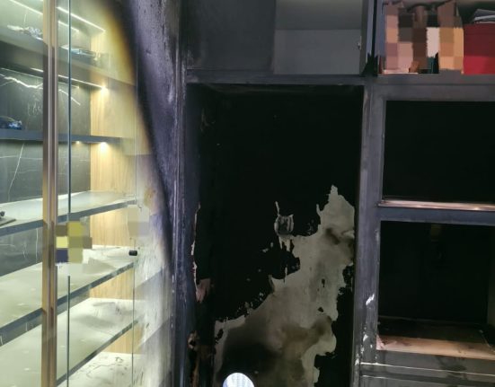 Fogo atingiu a área de um refrigerador e foi contido antes que se espalhasse para o restante da edificação - Fotos Divulgação CBSC