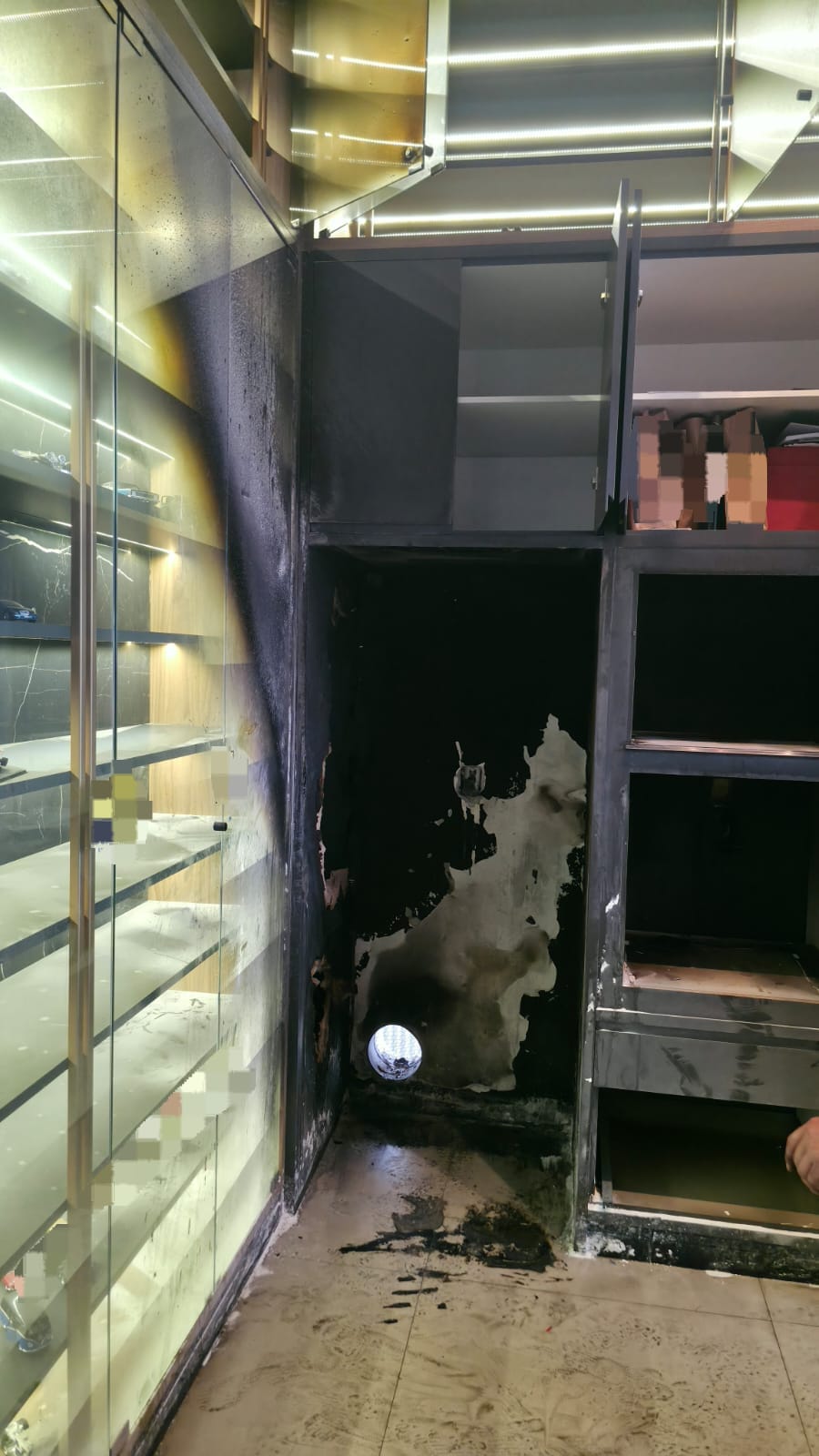 Fogo atingiu a área de um refrigerador e foi contido antes que se espalhasse para o restante da edificação - Fotos Divulgação CBSC