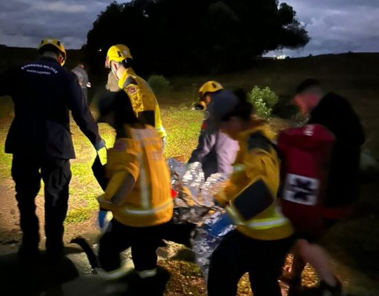 O homem foi localizado pelos familiares e resgatado pelo Corpo de Bombeiros com apoio do SAMU - Foto Divulgação CBSC