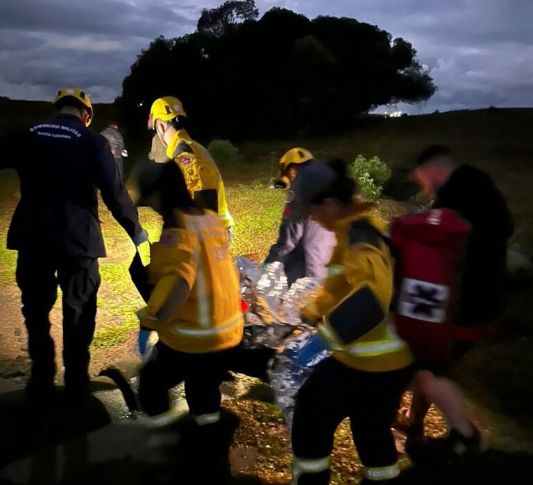 O homem foi localizado pelos familiares e resgatado pelo Corpo de Bombeiros com apoio do SAMU - Foto Divulgação CBSC
