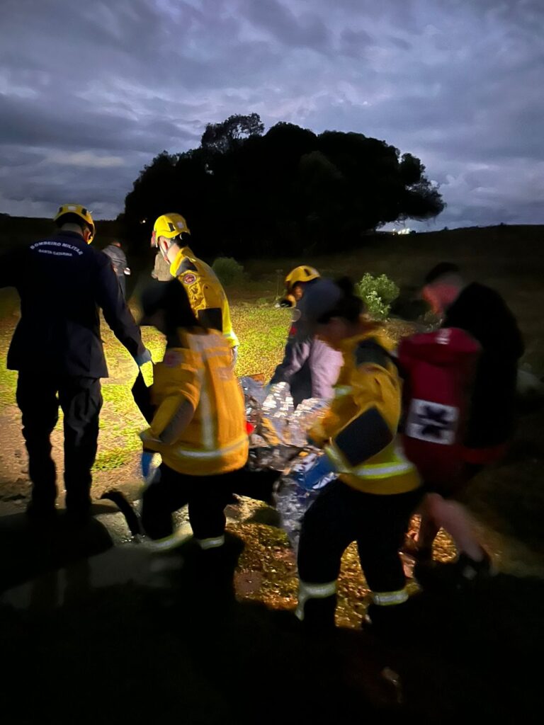 O homem foi localizado pelos familiares e resgatado pelo Corpo de Bombeiros com apoio do SAMU - Foto Divulgação CBSC