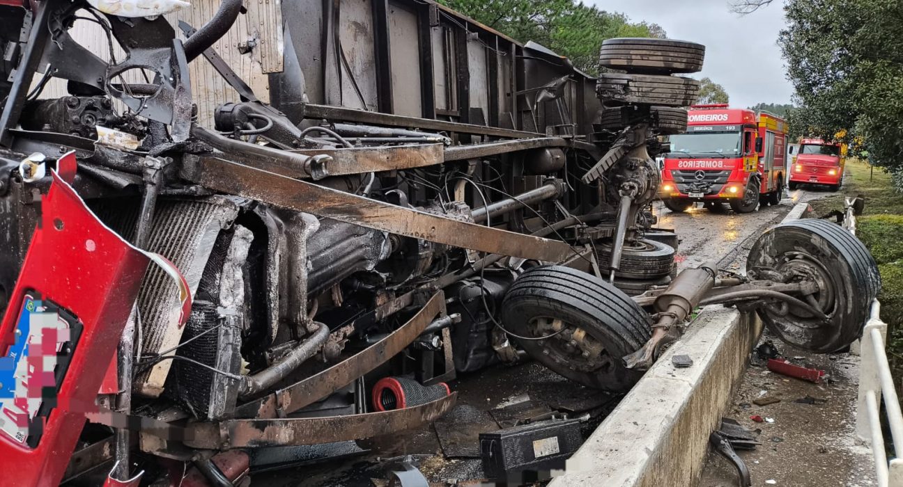 Caminhoneiro fica ferido após capotamento na BR-153 em Irani
