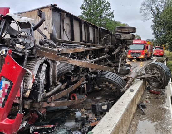 Caminhoneiro fica ferido após capotamento na BR-153 em Irani