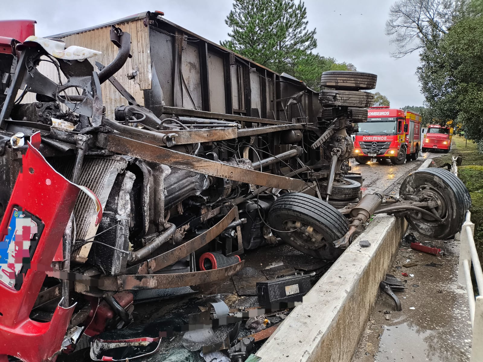Caminhoneiro fica ferido após capotamento na BR-153 em Irani