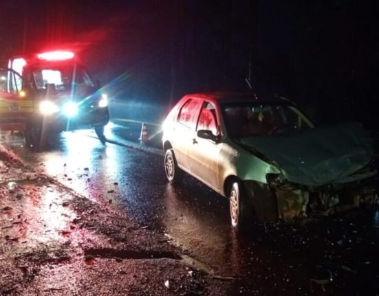 Corpo de Bombeiros atendeu a ocorrência no início da noite desta quinta-feira; acidente resultou apenas em danos materiais - Foto Divulgação CBSC