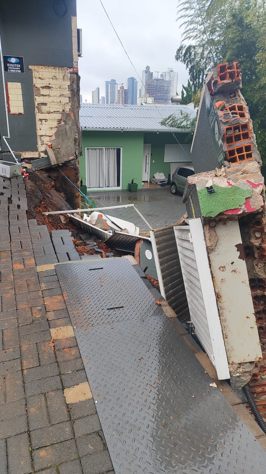 Desmoronamento provoca vazamento de gás e mobiliza bombeiros