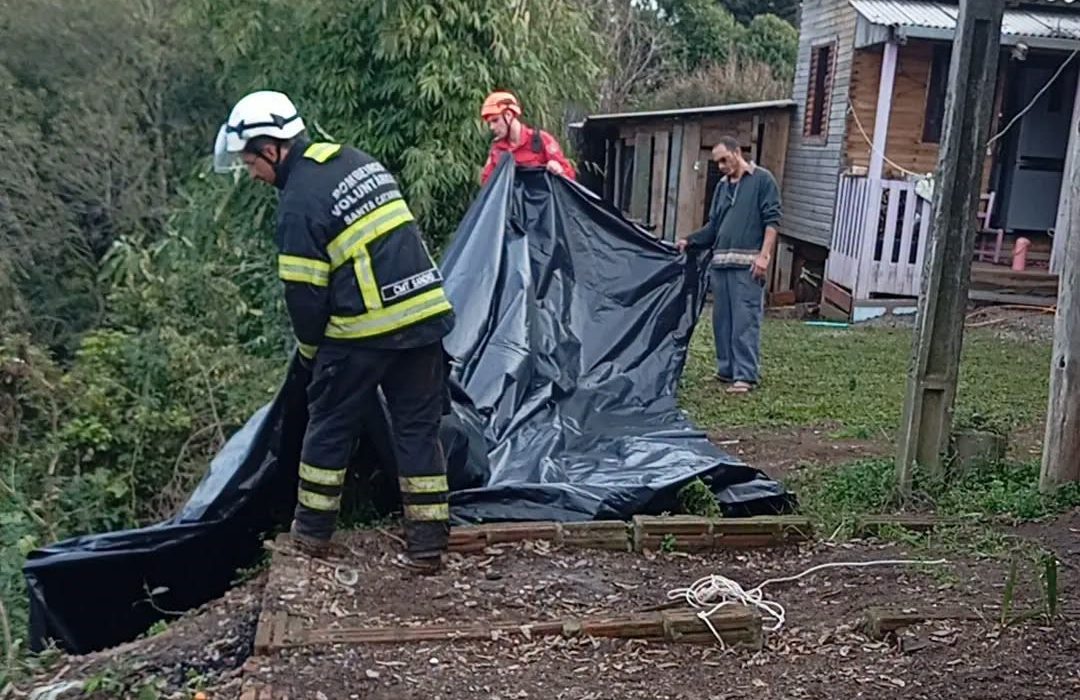 Equipes utilizaram lonas como medida de segurança para evitar desabamentos - Fotos Bombeiros voluntários