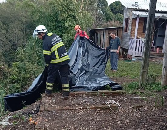 Equipes utilizaram lonas como medida de segurança para evitar desabamentos - Fotos Bombeiros voluntários