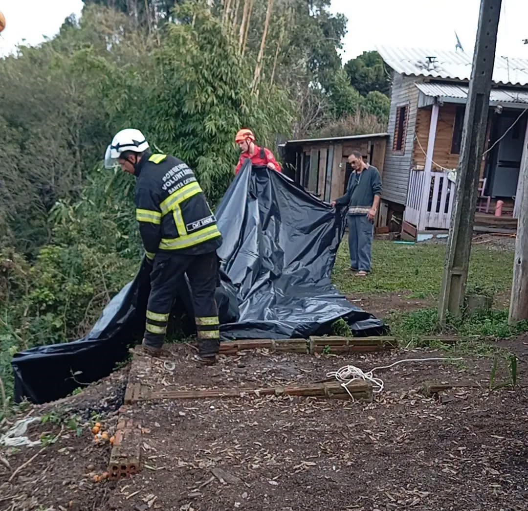 Equipes utilizaram lonas como medida de segurança para evitar desabamentos - Fotos Bombeiros voluntários