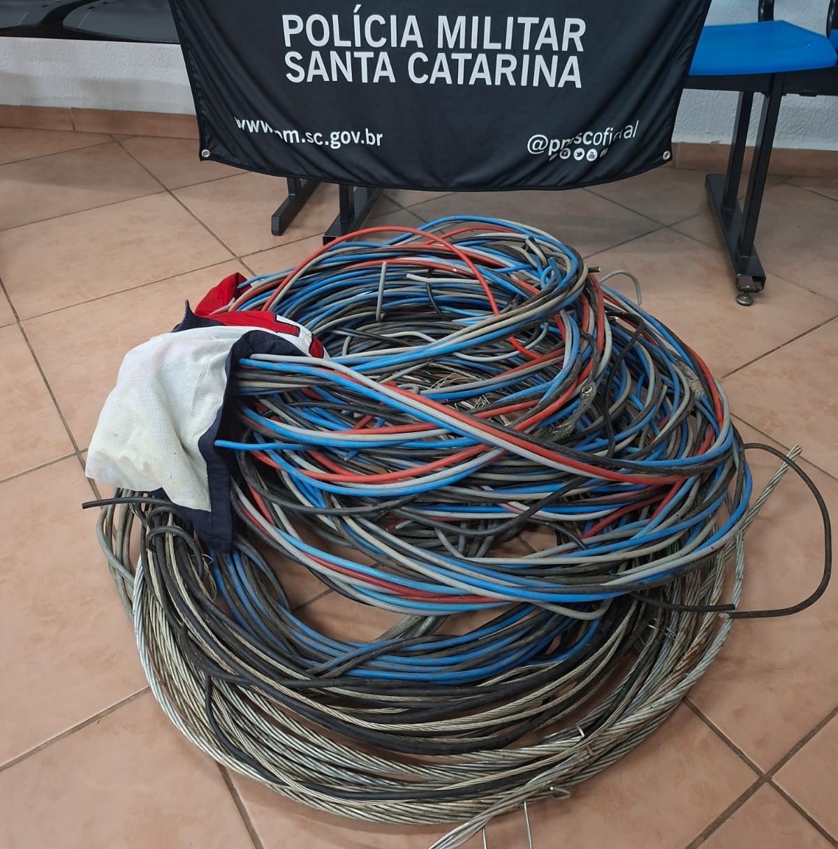Os Fios foram recuperados pela PM - Foto Polícia Militar