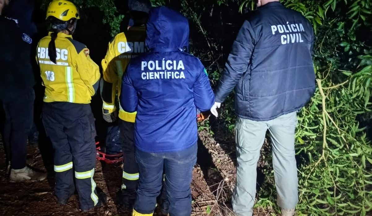 Corpo da vítima foi encontrado enterrado em área de mata - Foto Polícia Civil