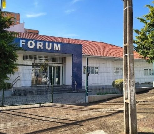 Homem vai a júri popular por tentativa de homicídio e posse ilegal de arma em São Domingos