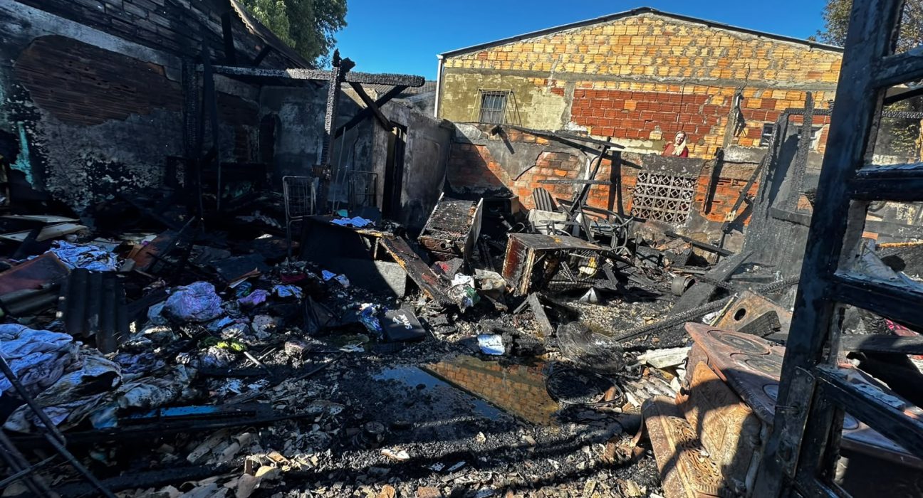 Edificações ficam destruídas pelo fogo em Chapecó - Fotos Corpo de Bombeiros