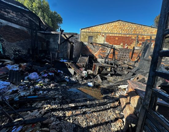 Edificações ficam destruídas pelo fogo em Chapecó - Fotos Corpo de Bombeiros