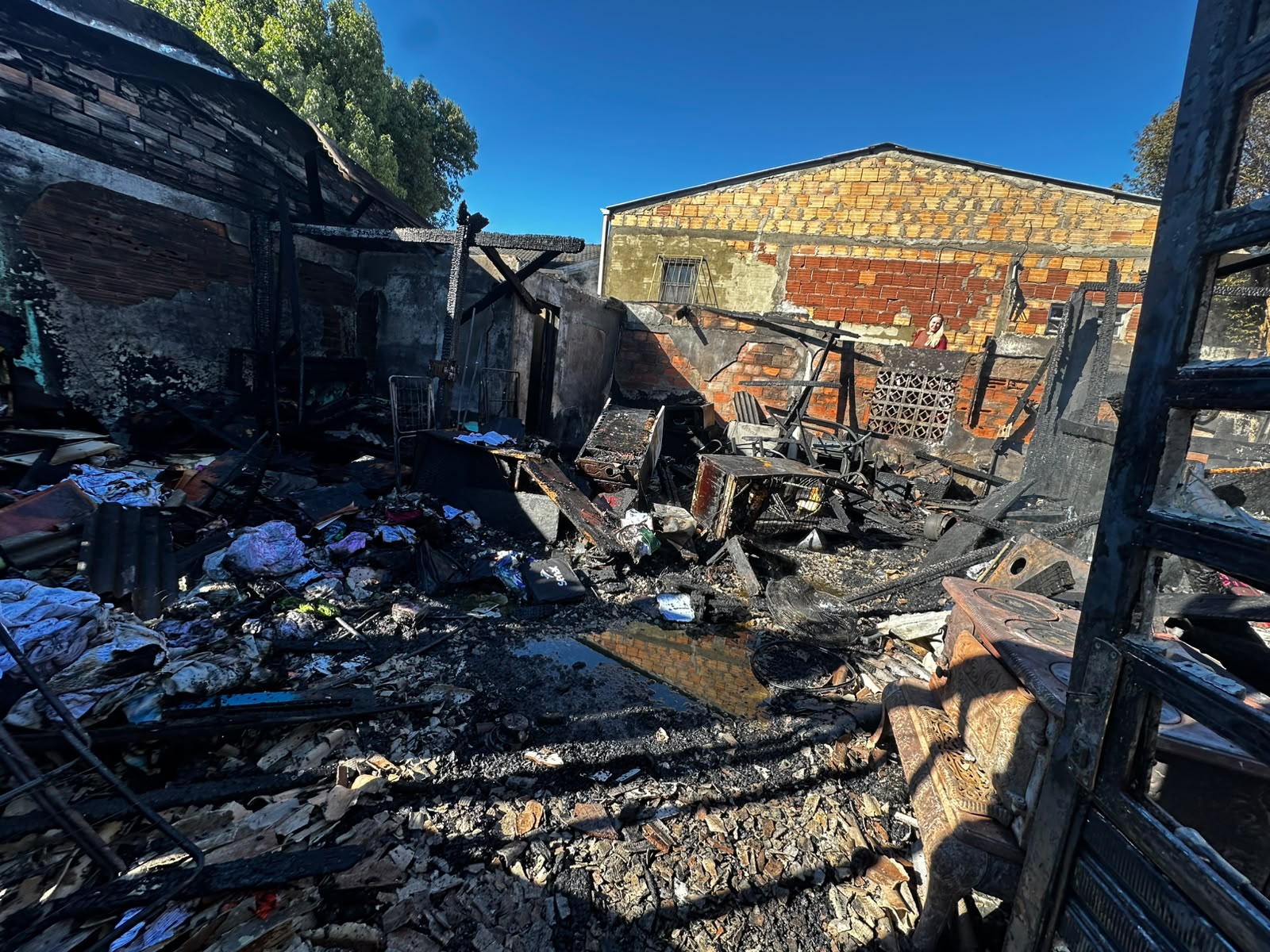 Edificações ficam destruídas pelo fogo em Chapecó - Fotos Corpo de Bombeiros