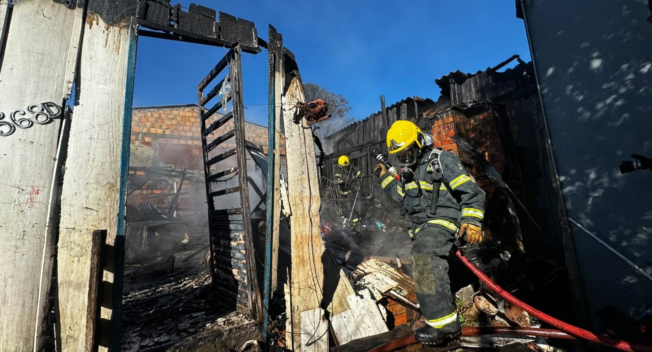 Incêndio destrói casa onde moravam três famílias em Chapecó