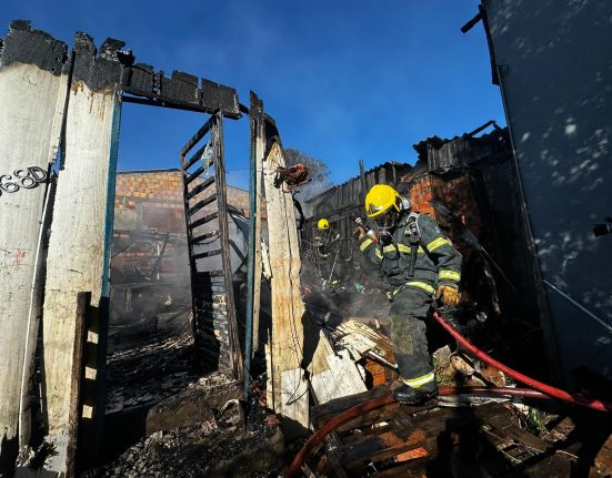 Incêndio destrói casa onde moravam três famílias em Chapecó