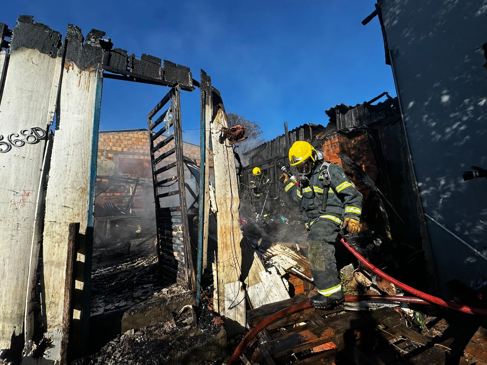 Incêndio destrói casa onde moravam três famílias em Chapecó