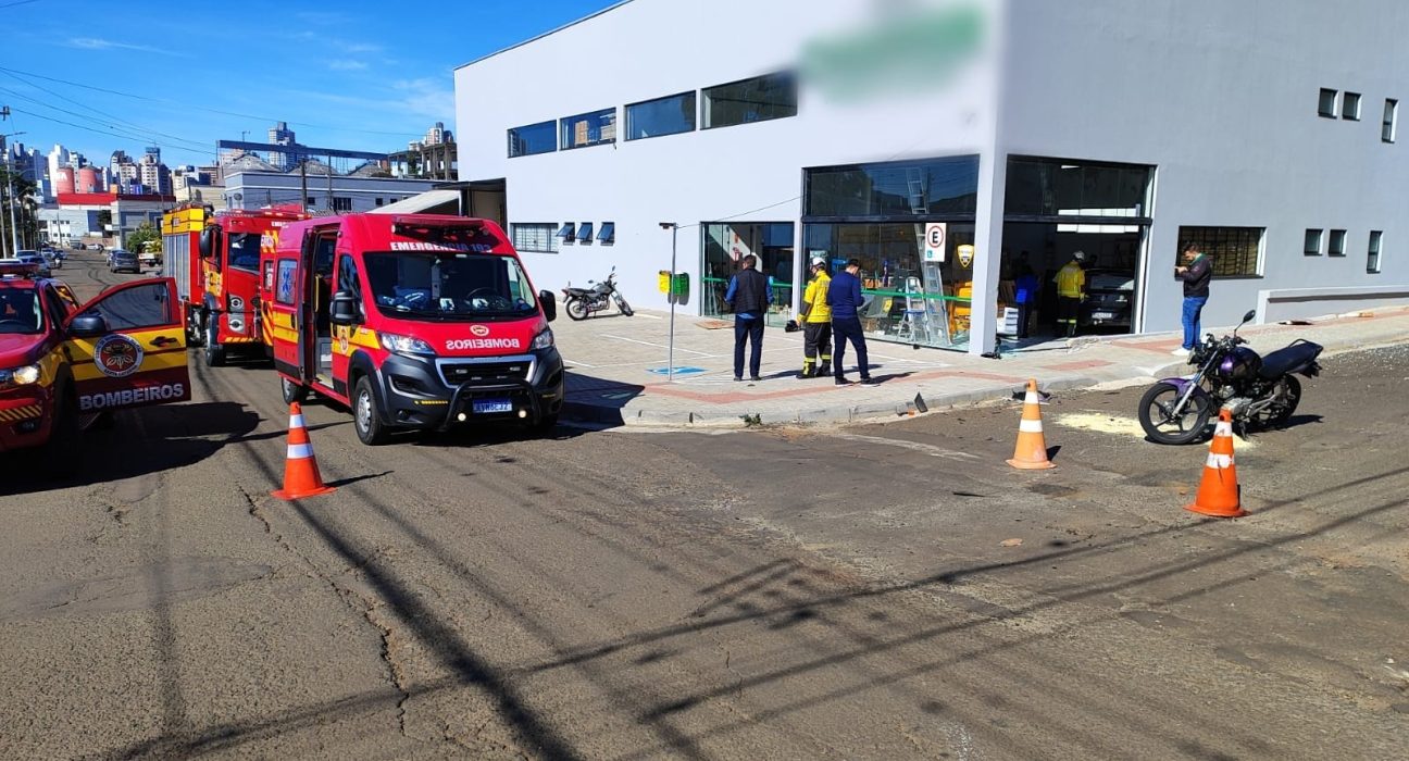 Motorista causa acidente e invade comercio em Chapecó - Foto Corpo de Bombeiros