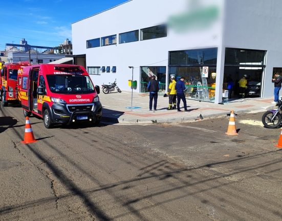 Motorista causa acidente e invade comercio em Chapecó - Foto Corpo de Bombeiros