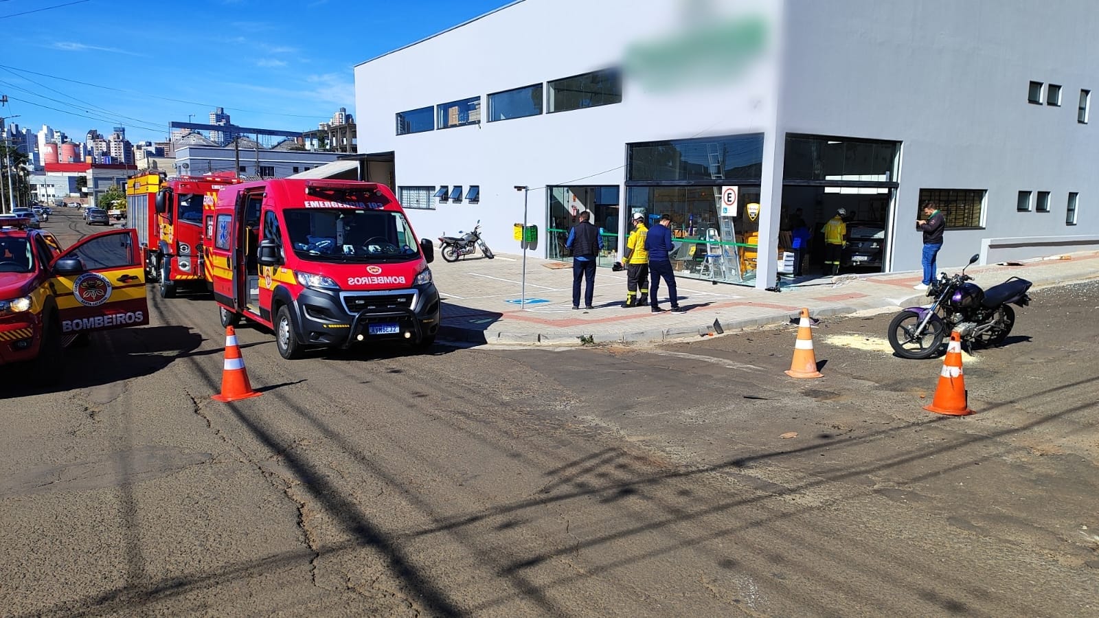 Motorista causa acidente e invade comercio em Chapecó - Foto Corpo de Bombeiros