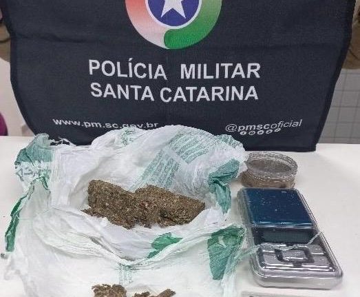 A droga foi apreendida com os adolescentes - Foto Polícia Militar
