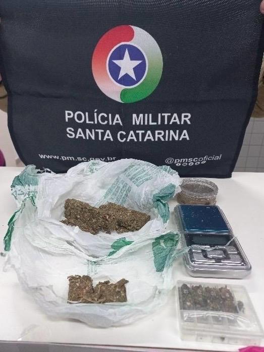 A droga foi apreendida com os adolescentes - Foto Polícia Militar