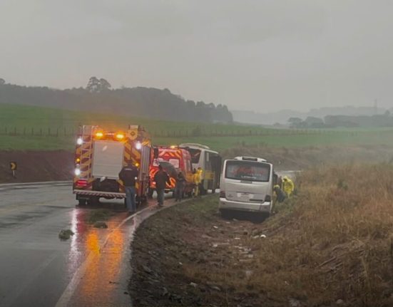 Corpo de Bombeiros auxiliou na retirada dos ocupantes, que seguiram viagem em outro veículo - Foto Divulgação Corpo de Bombeiros
