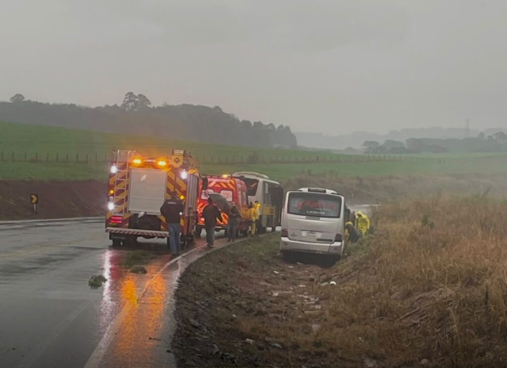 Corpo de Bombeiros auxiliou na retirada dos ocupantes, que seguiram viagem em outro veículo - Foto Divulgação Corpo de Bombeiros