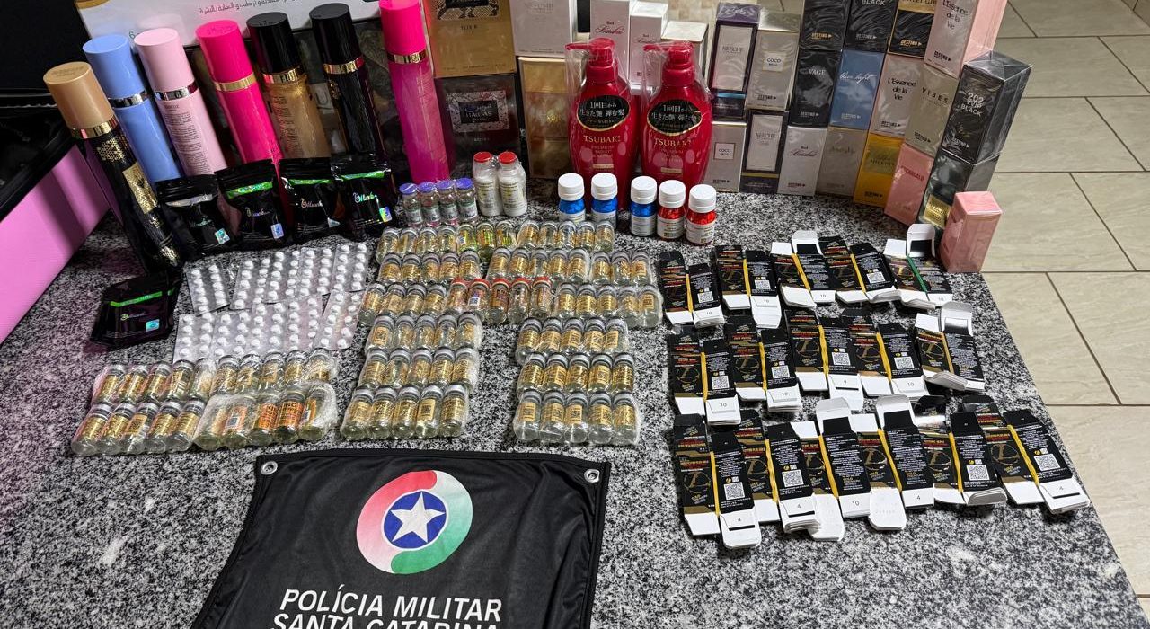 Produtos apreendidos com mulher em ônibus abordado em Bom Jesus - Foto PMRv